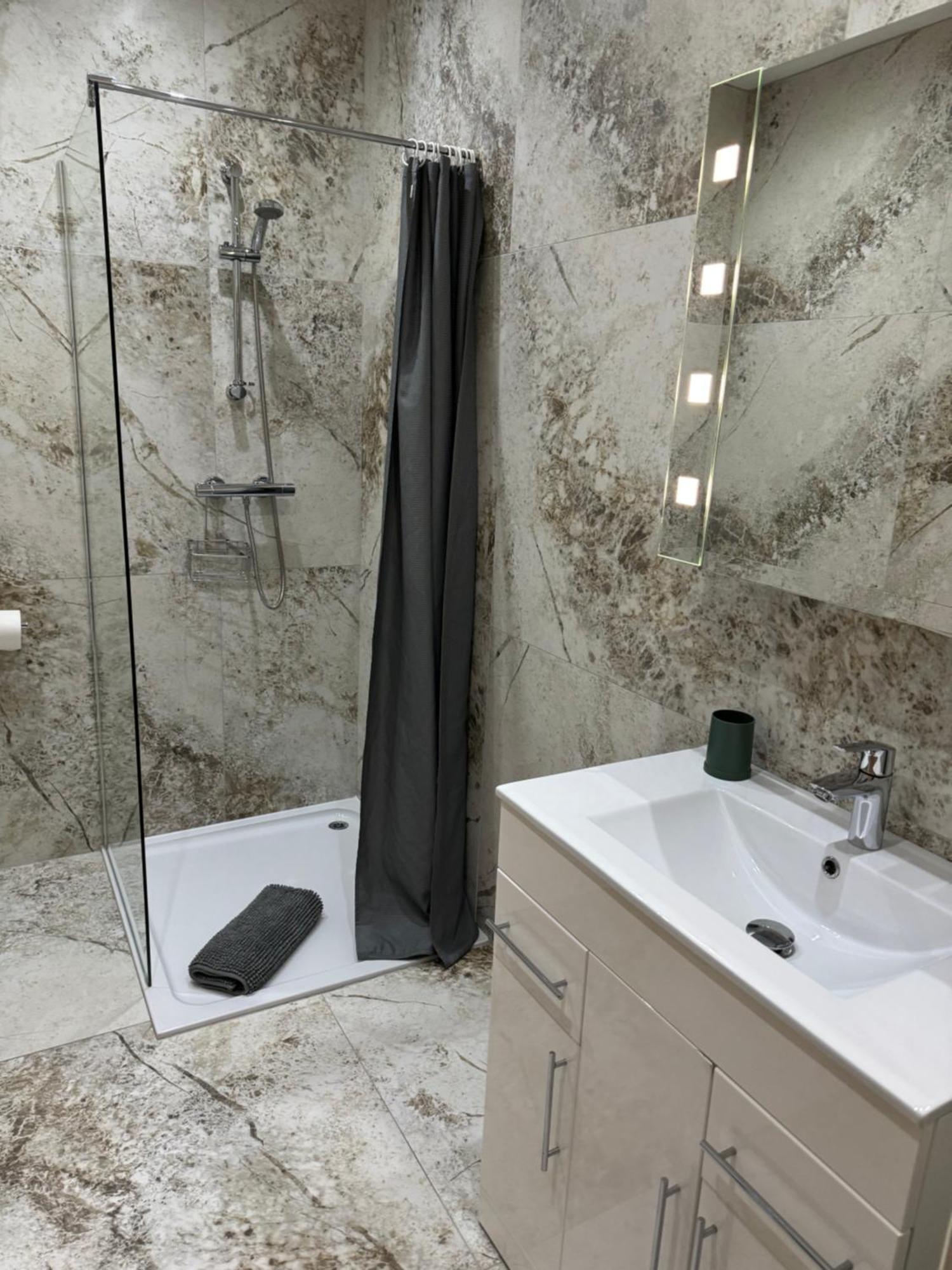 Beach House Apartment On Ground Floor With Sea View - Pet Friendly คลีฟลีส์ ภายนอก รูปภาพ