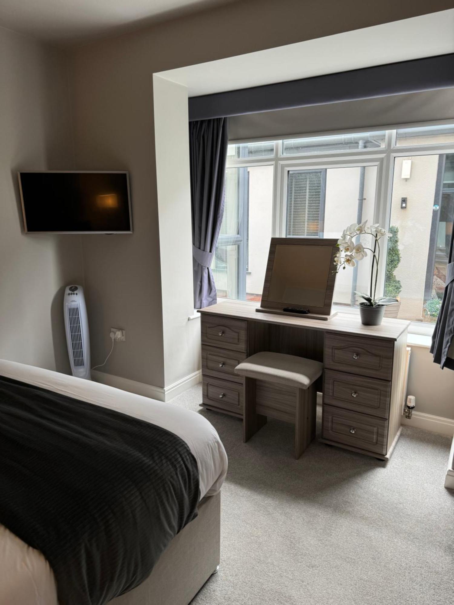 Beach House Apartment On Ground Floor With Sea View - Pet Friendly คลีฟลีส์ ภายนอก รูปภาพ