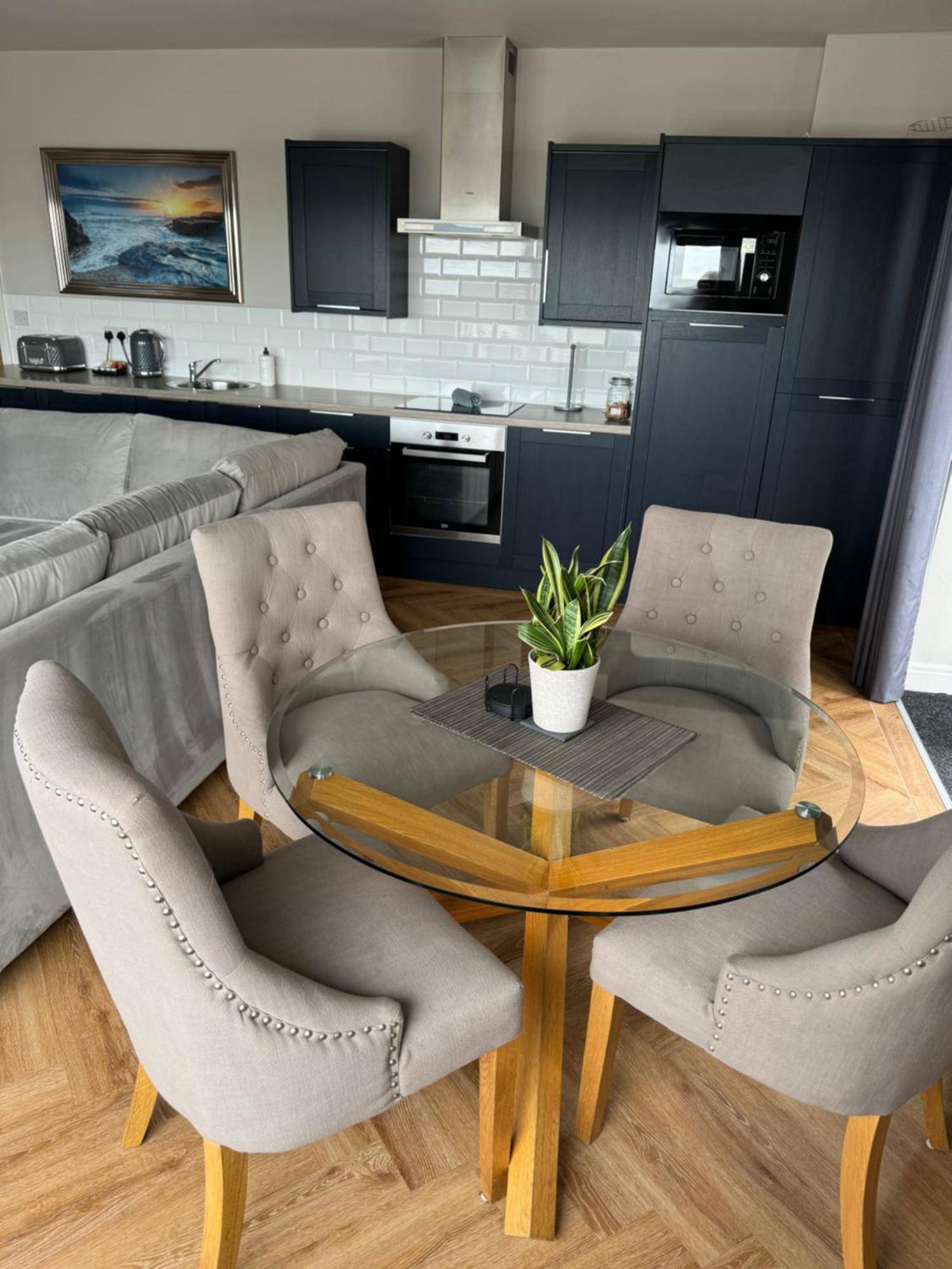 Beach House Apartment On Ground Floor With Sea View - Pet Friendly คลีฟลีส์ ภายนอก รูปภาพ